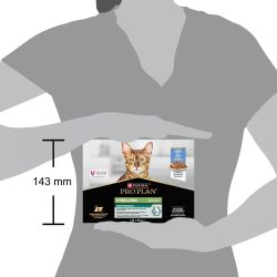 Femme tenant la boîte de gelée au lapin pour chat adult sterilisé. La boîte faisant 143 mm sur la longueur.